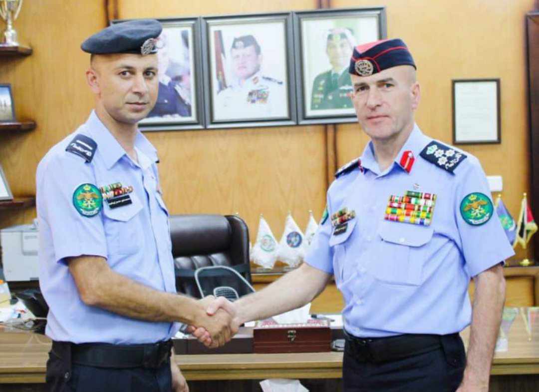 العميد هاكوز  يكرم الوكيل سائق محمد خير إبراهيم في اداء واجباته بكل حرفيه واتقان