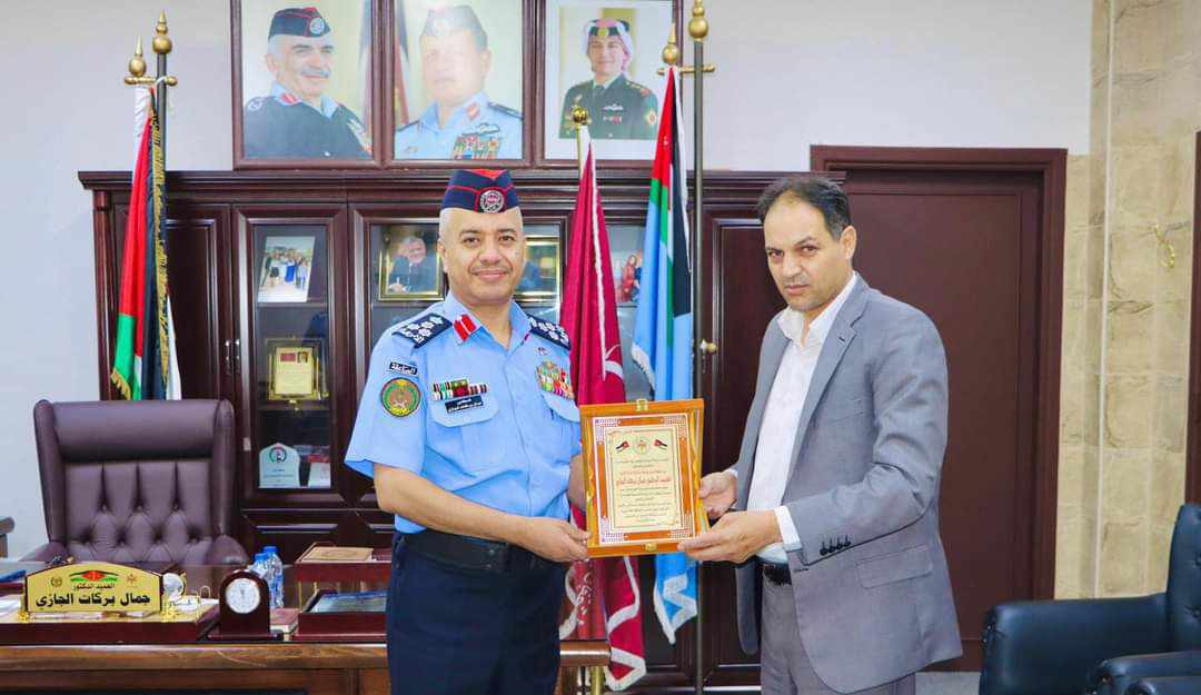 القضاه يكرم  مدير شرطة مادبا العميد جمال الجازي