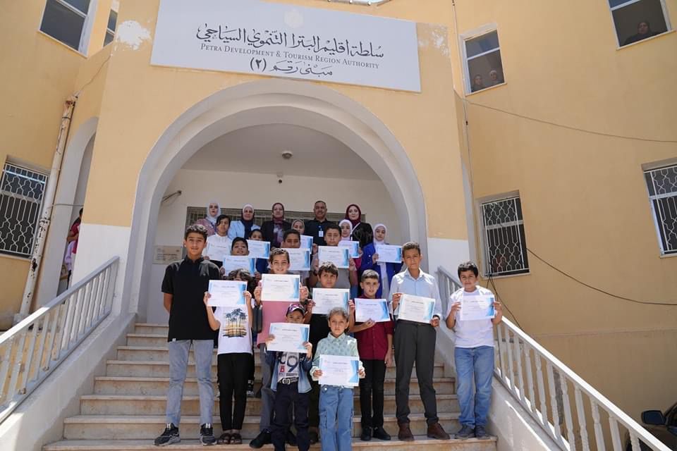 إقليم البترا يُخرّج 30 طالباً في أول برنامج تنموي في قاعة الطيبة التنموية.