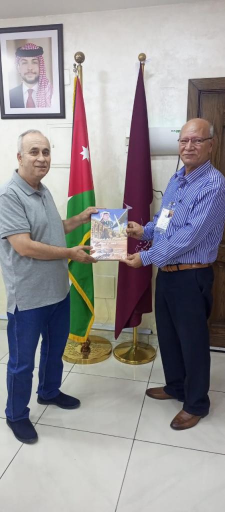 مدير عام ضريبة الدخل يستقبل المؤلف أكرم جروان