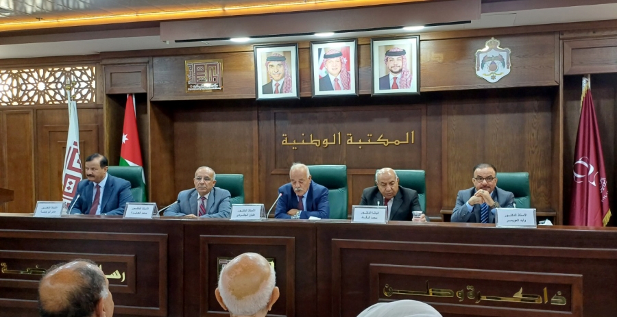 متخصصون يعاينون كتابا عن علاقة الأردن مع الضفة الغربية وقطاع غزة