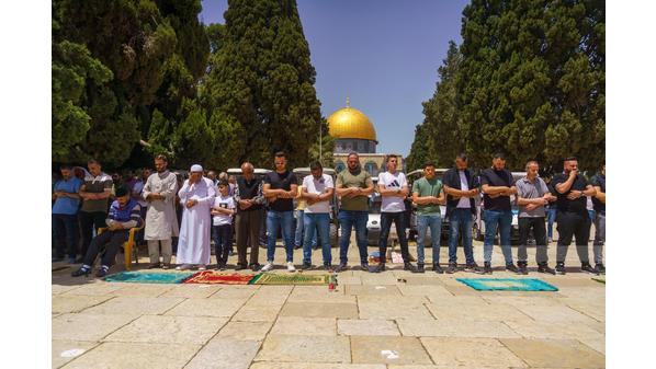 30 ألفا يؤدون صلاة الجمعة في المسجد الأقصى