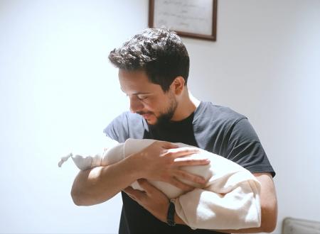 ولي العهد يؤذن لمولودته .. والهدايا تبرع للايتام...فيديو