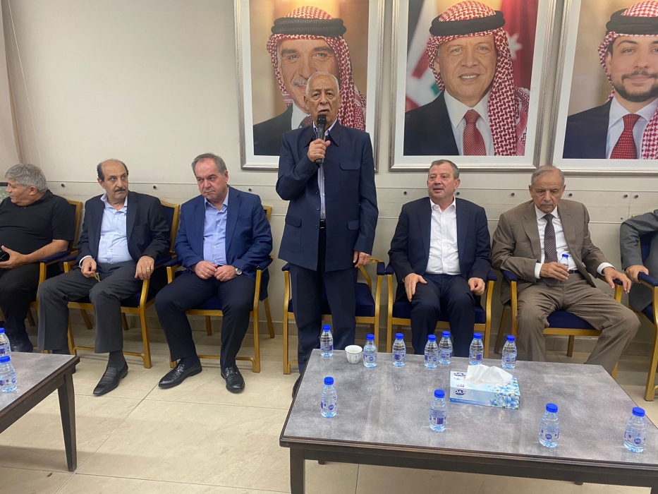 مندوبا عن الملك وولي العهد.... العيسوي يعزي عشيرة الطراونة...صور