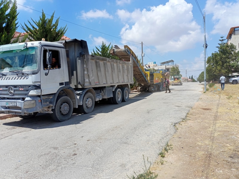 بلدية إربد تواصل صيانة وتعبيد الطرق وتنفيذ الأنشطة الخدمية