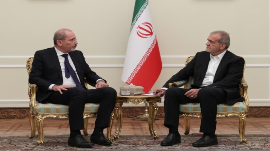وزير الخارجية يلتقي مع الرئيس الإيراني في طهران وينقل له رسالة من الملك