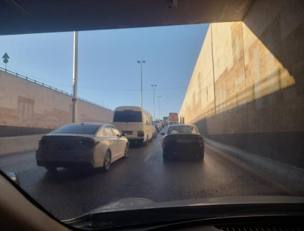 تباطؤ مروري داخل نفق الشعب المتجه نحو المدينة الطبية اثر تعطل ونش