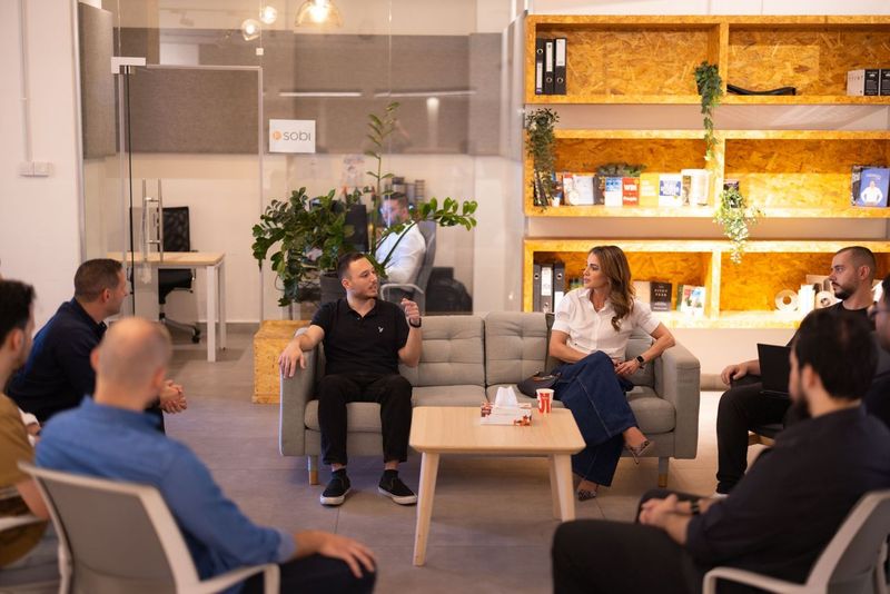 الملكة تلتقي رياديين شباب وتطلع على عمل شركة بِث