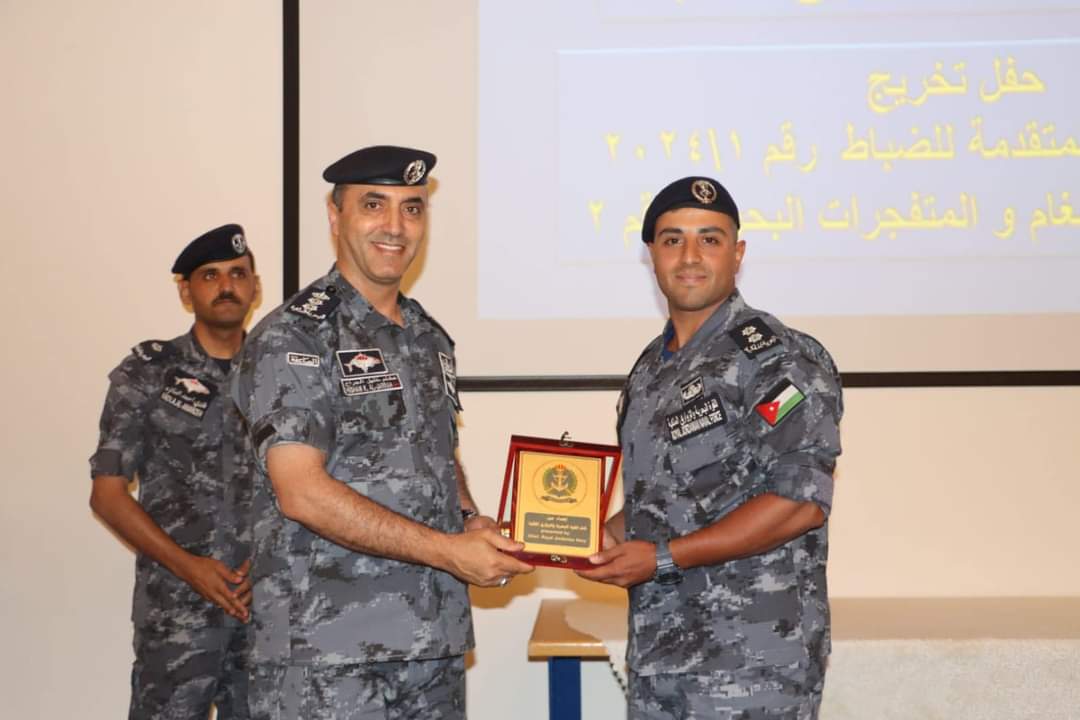 تخريج عدد من الدورات في قيادة القوة البحرية والزوارق الملكية...صور