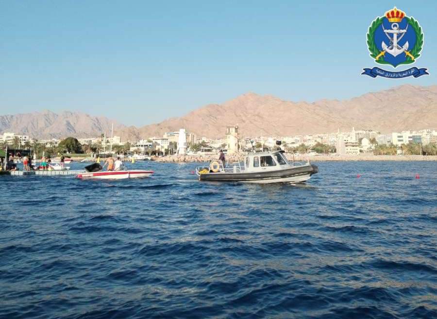 القوة البحرية والزوارق الملكية تنقذ مركباً سياحياً في خليج العقبة