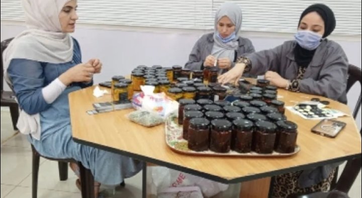 إربد.. عشرات الفتيات يحولن حدائق منازلهن لمشاريع تصنيع غذائي
