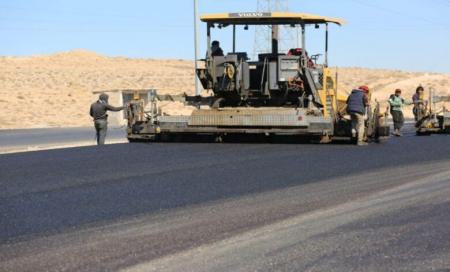 بلدية الوسطية تواصل صيانة وتعبيد الطرق