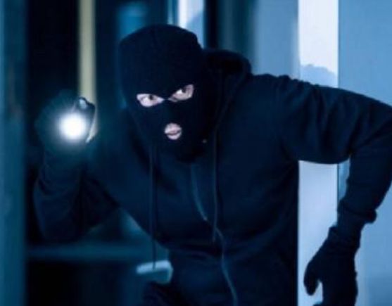 سارق 20 منزلاً في عمان خلال يومين: مش عارف بخبو الفلوس فين بتوع الأردن