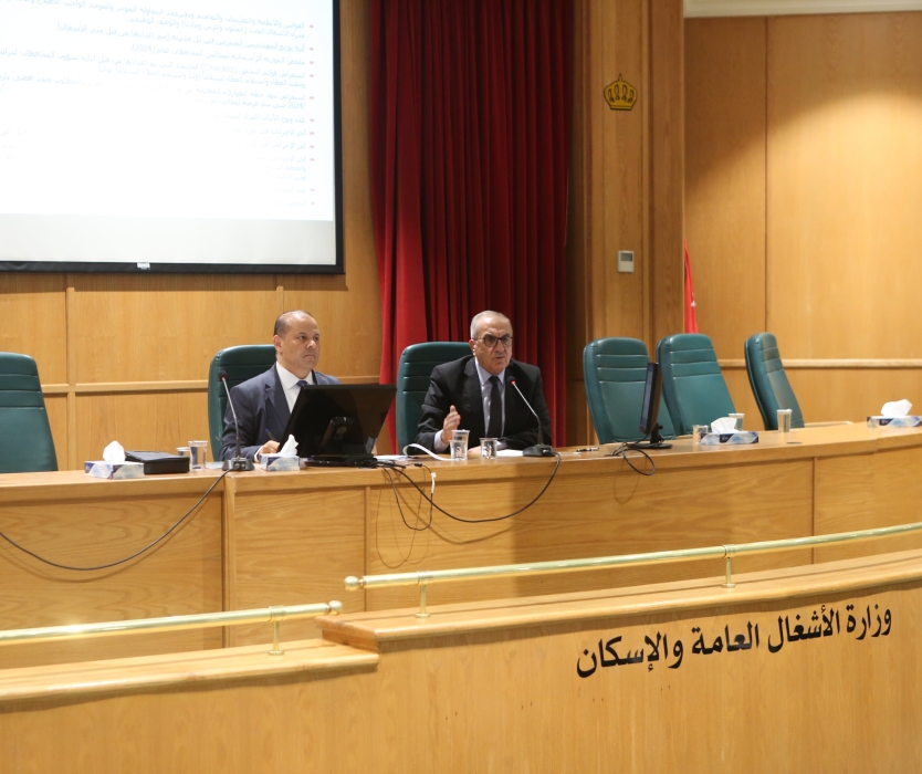 أبو السمن يطلع على سير العمل في مديريات الأشغال واستعداداتها لموسم الشتاء