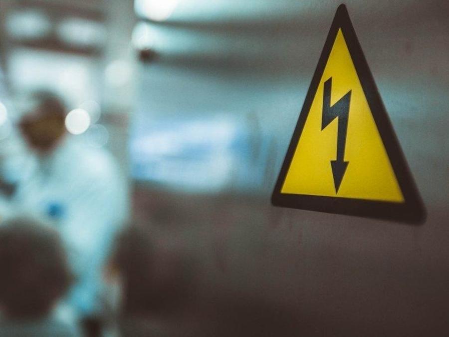 وفاة سيدة وطفليها بصعقة كهربائية في الزرقاء