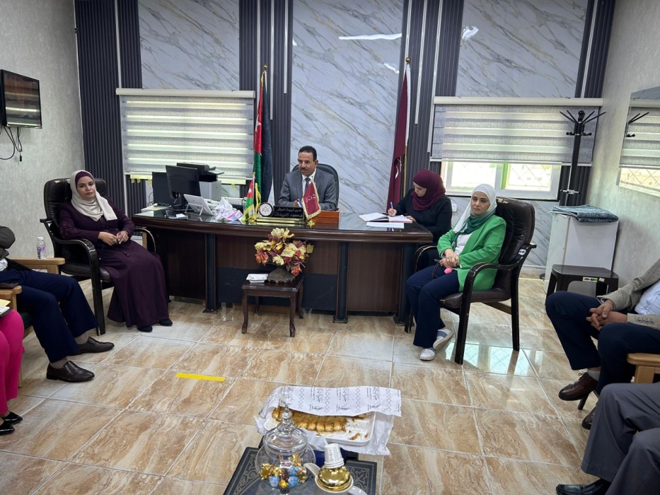 العبيدات يترأس اجتماعاً لرؤساء الأقسام في المديرية..صور