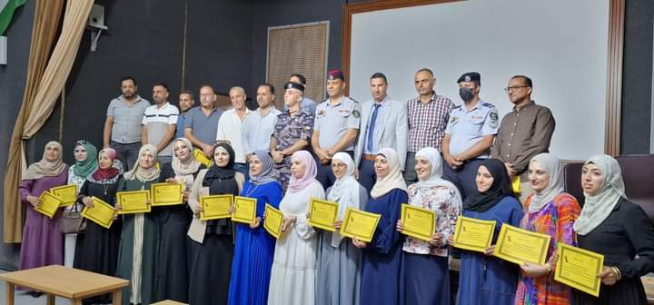 الخصاونة يرعى فعاليات حفل تخريج الكوادر الإدارية والتعليمية المشاركة بدورة الدفاع المدني في تربية الطيبة و الوسطية.