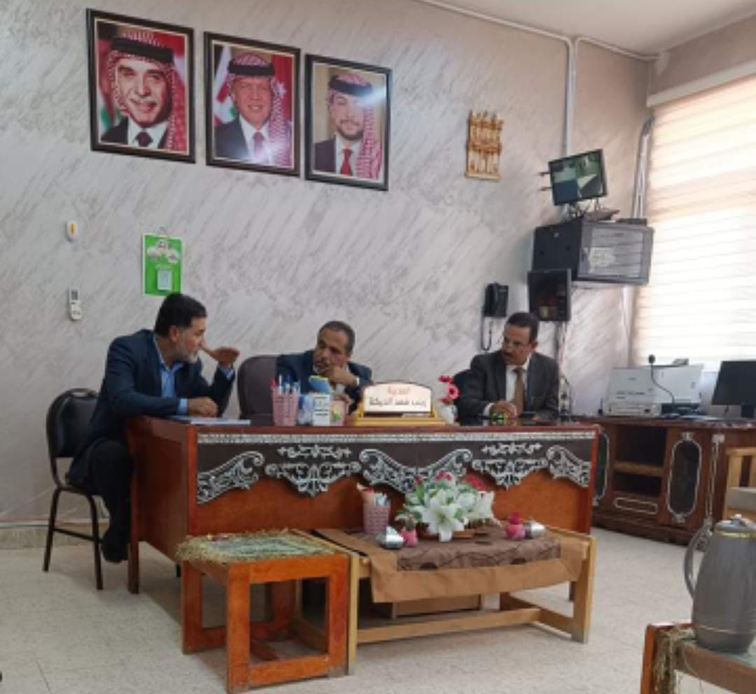 متصرف لواء الموقر يلتقي ممثلين  بلدة الفيصلية لمتابعة مشكلة اكتظاظ الصفوف ونظام الفترتين