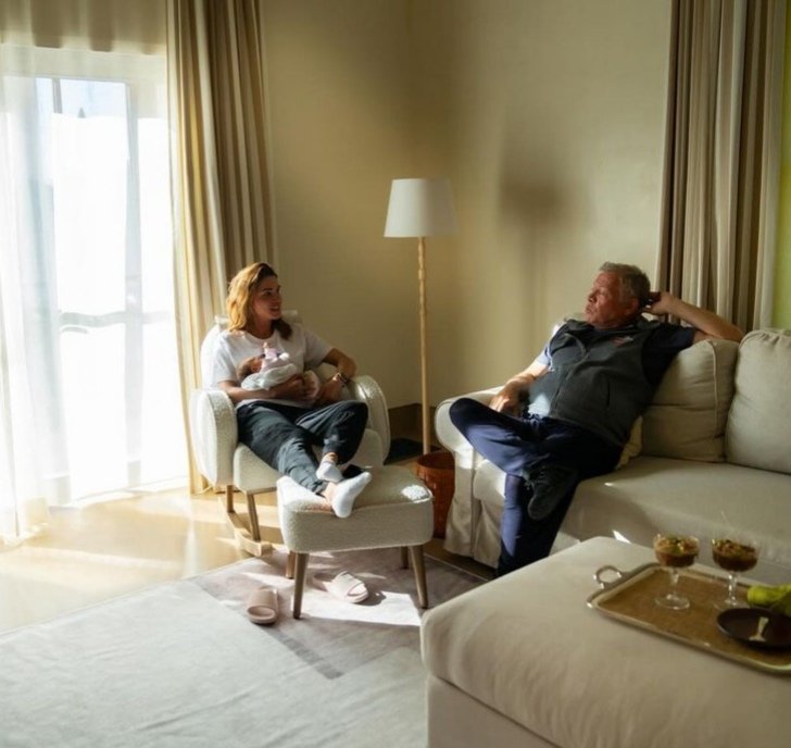 الملكة تنشر صورة جديدة: مع الكتكوتة