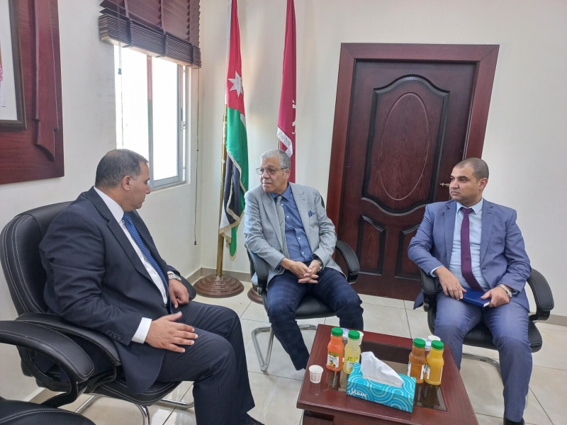 محافظ الزرقاء يبحث مع السفير الجزائري تعزيز التعاون المشترك