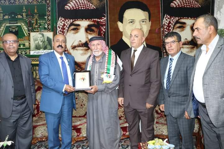 اللواء الشوبكي يزور الرقيب المتقاعد الشاعر مصطفى محمد الحوامدة ..صور