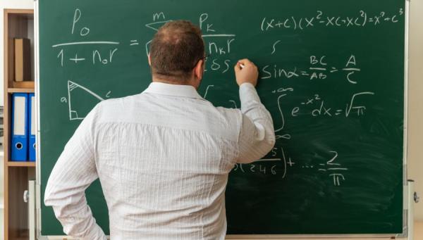 التربية: التعيين على حساب التعليم الإضافي يتم وفق أسس عادلة