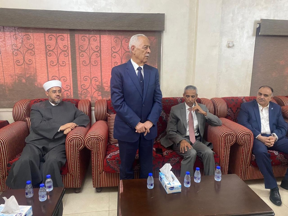 مندوبا عن الملك وولي العهد.... العيسوي يعزي عشيرة الفاعور ...صور