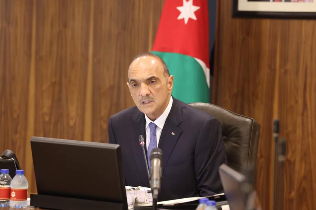 الخصاونة: الحكومة ستباشر بطرح عطاء دراسة جدوى تفصيليَّة لإنشاء جسر بطول 15 كيلو متراً