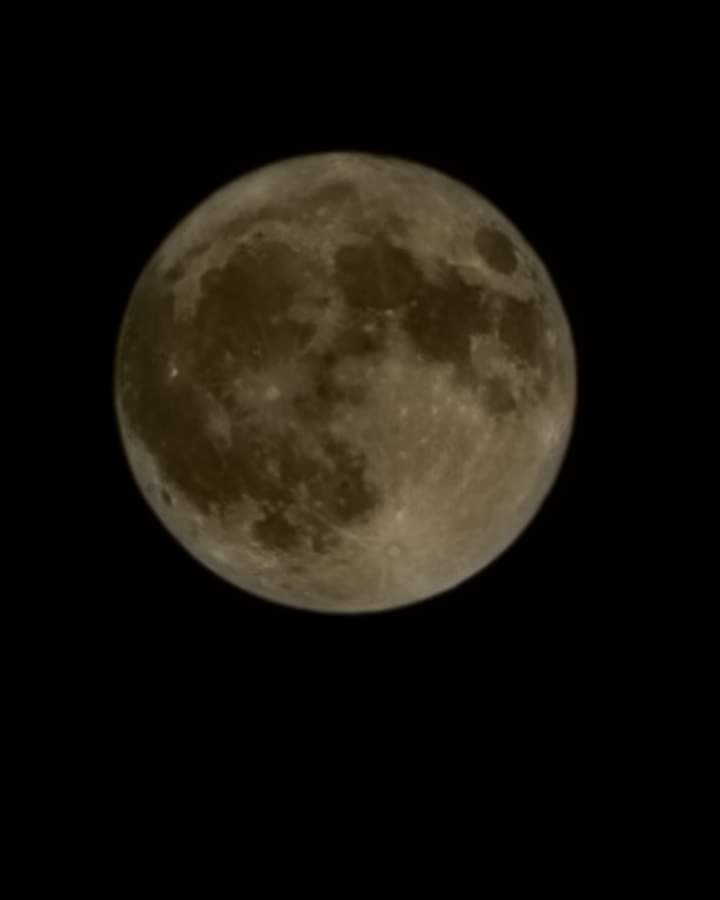 القمر الأزرق العملاق يُضيء سماء الزرقاء في مشهد نادر