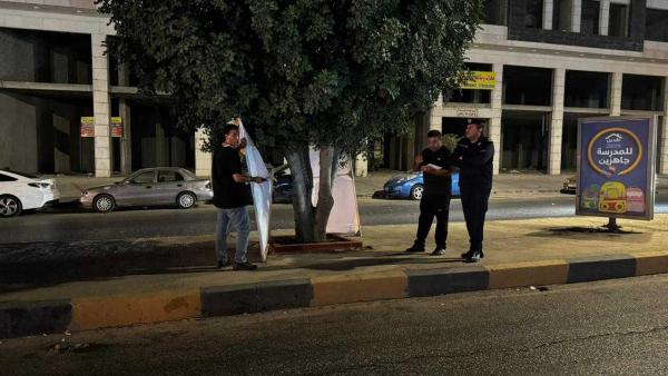 بلدية اربد تزيل 700 لوحة انتخابية مخالفة في إربد