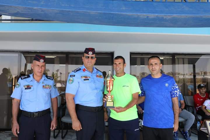 العقيد ينال الجازي يتوج (مديرية الدفاع المدني) بطلا لبطولة الأمن العام السنوية للسباحة صور