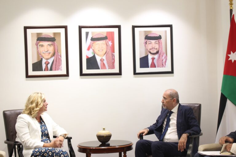 الصفدي يبحث سبل تعزيز العلاقات بين الأردن والاتحاد الأوروبي