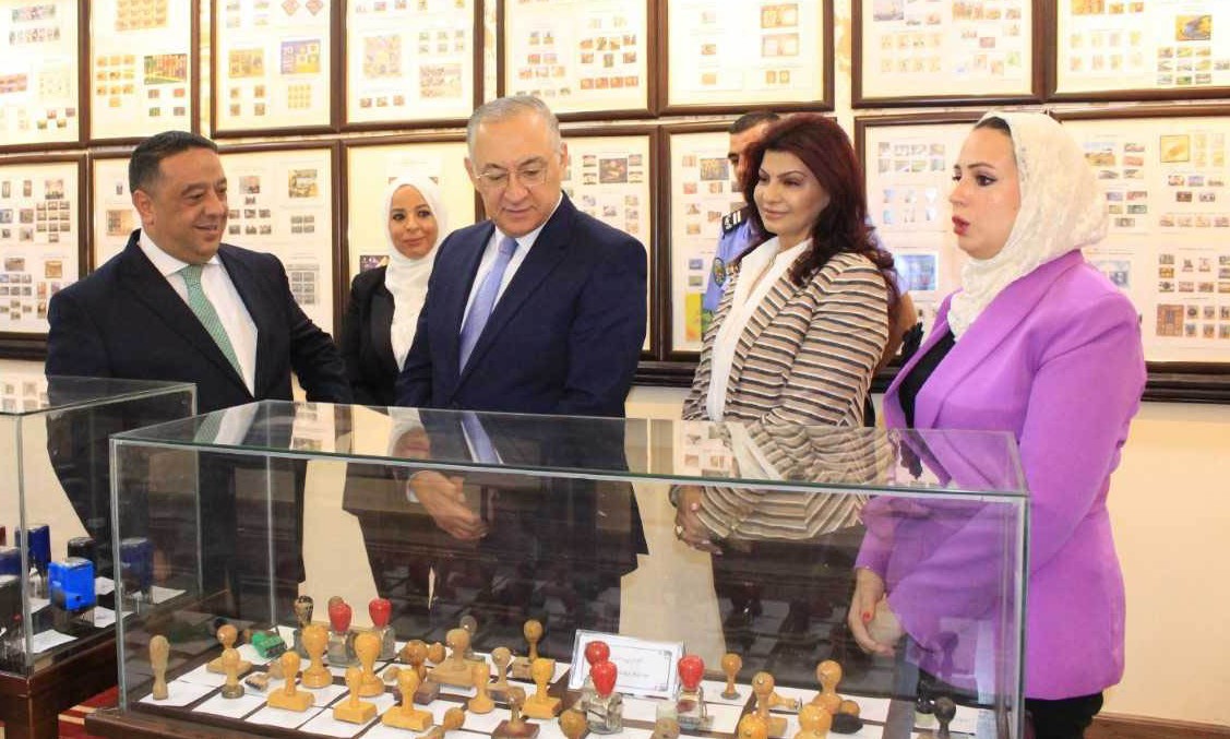 رئيس هيئة مكافحة الفساد يزور متحف الطوابع البريدية في شركة البريد الأردني