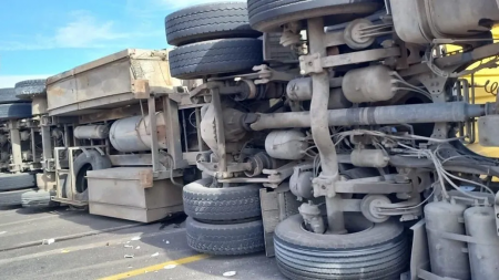 قطع مؤقت لحركة السير بسبب تدهور تريلا أعلى جسر خو