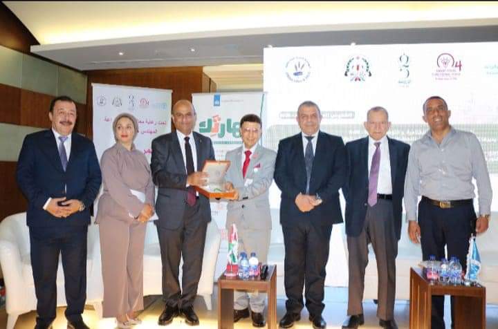 تكريم الدكتور باسم أبو بكر بدرع التميز الذهبي في مؤتمر الغذاء الذكي الوظيفي