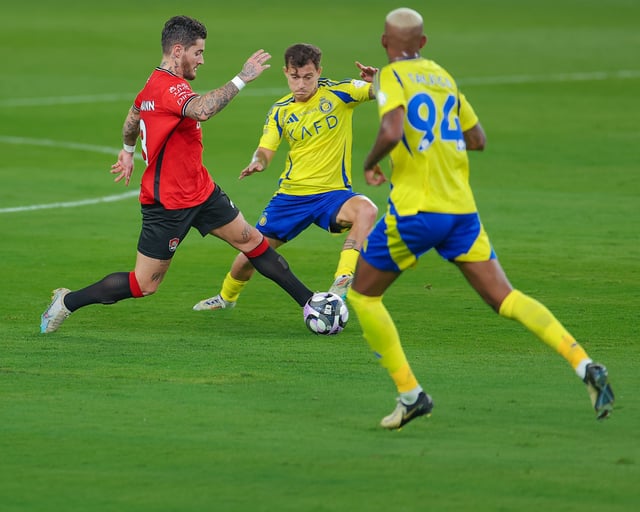 النصر يتعثر بالتعادل أمام الرائد...صور