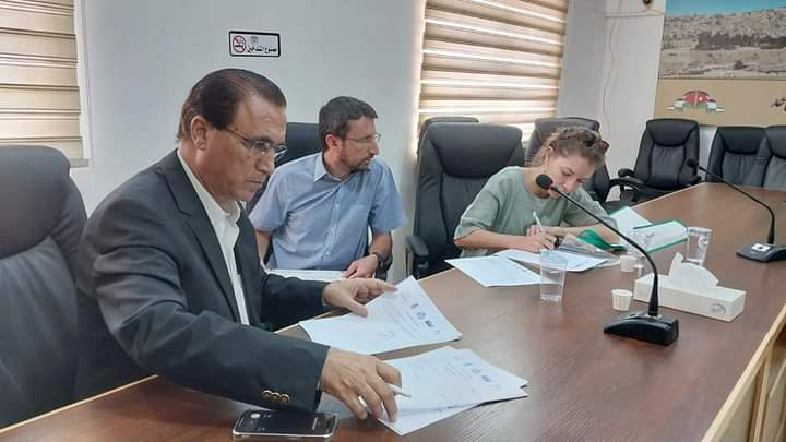 بلدية الكرك توقع مذكرة تسليم ملكية نظام الطاقة الشمسية