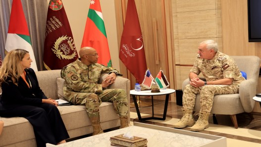 رئيس هيئة الأركان المشتركة يجتمع مع نظيره الأميركي في عمان