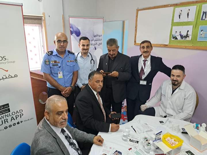 الشرطة المجتمعية في الرصيفة تشارك في اليوم الطبي المجاني