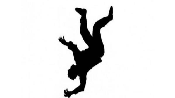 سقوط شخص من الطابق الرابع  أثناء قيامه بأعمال إنشائية