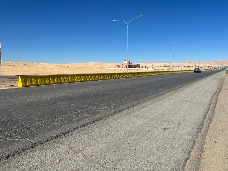 قطع حركة السير على الطريق الصحراوي بالاتجاهين