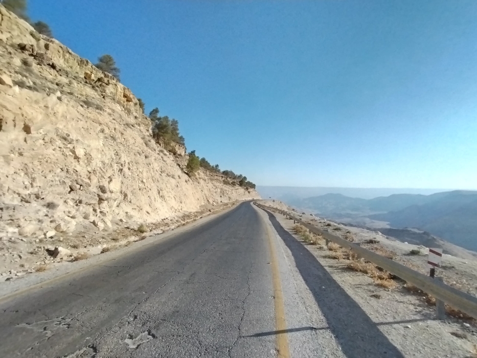 الأشغال: بدء العمل بمشروع تحسین وإعادة تأهيل لجزء من الطريق الملوكي بين الطفيلة والكرك