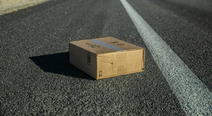 عاجل ..بلاغا أمنيا حول الاشتباه بـكرتونة على الطريق العام في عمان