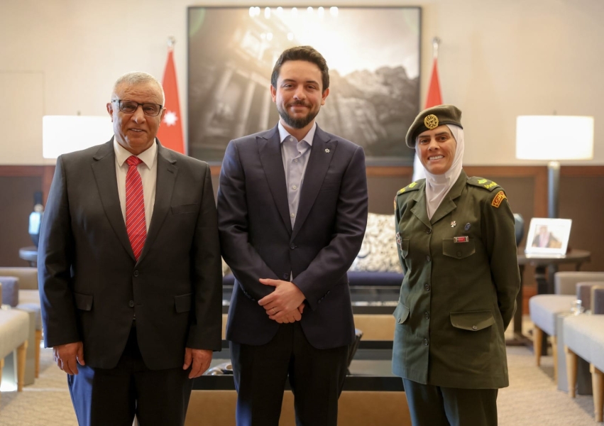 بالصور..ولي العهد يلتقي عثمان القريني والطبيبة الرائد هديل