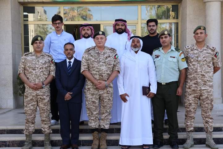 مدير عام الخدمات الطبية الملكية يلتقي المشاركين بدورة المسعف المتوسط من البحرين