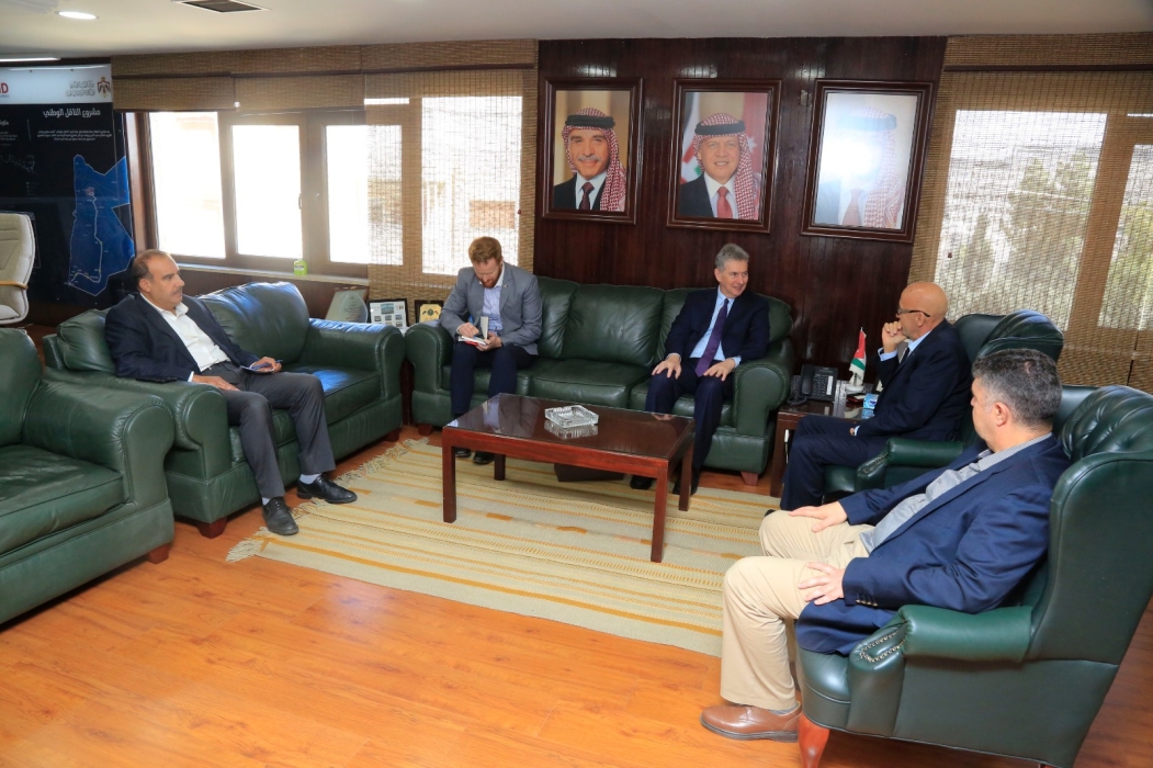 وزير المياه والري يبحث مع السفير الأسترالي أوجه التعاون المشترك
