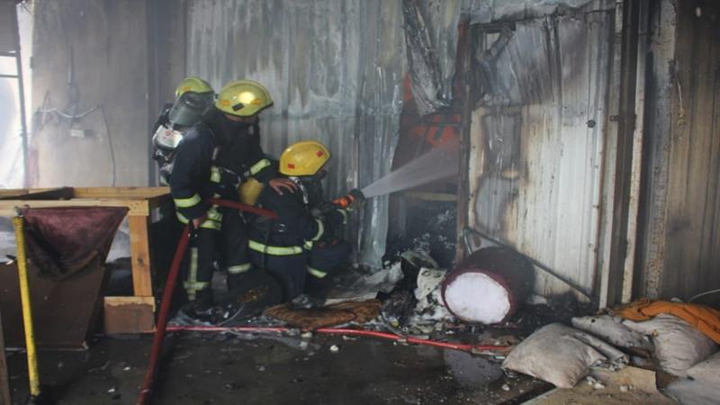 الدفاع المدني يخمد حريقا بساحة مصنع إسفنج في العاصمة