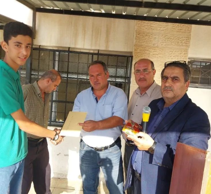 تكريم طالب مدرسة عثر على 3400 دينار