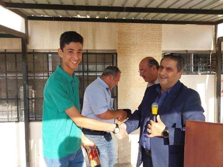 موقف بطولي لطالب مدرسة عثر على حقيبة مليئة بالنقود في اربد