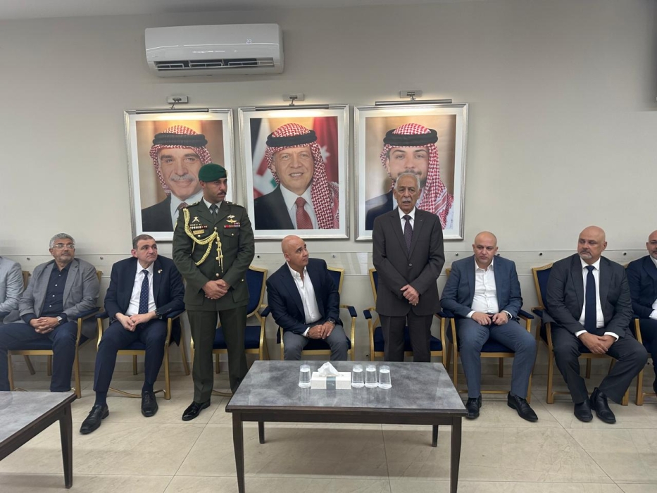 مندوبا عن الملك وولي العهد.... العيسوي يعزي آل المدني...صور